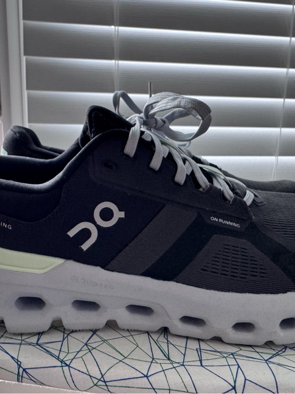 ON Women's cloud runner 2. 10 wide